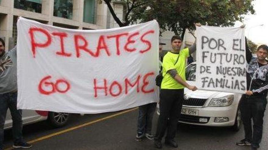 Protesta de taxistas contra los piratas en el Consell de Ibiza.