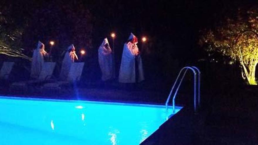 Der Höhepunkt des Abends: Am Hotelpool zelebrieren die Freimaurer ein tausendjähriges Ritual.