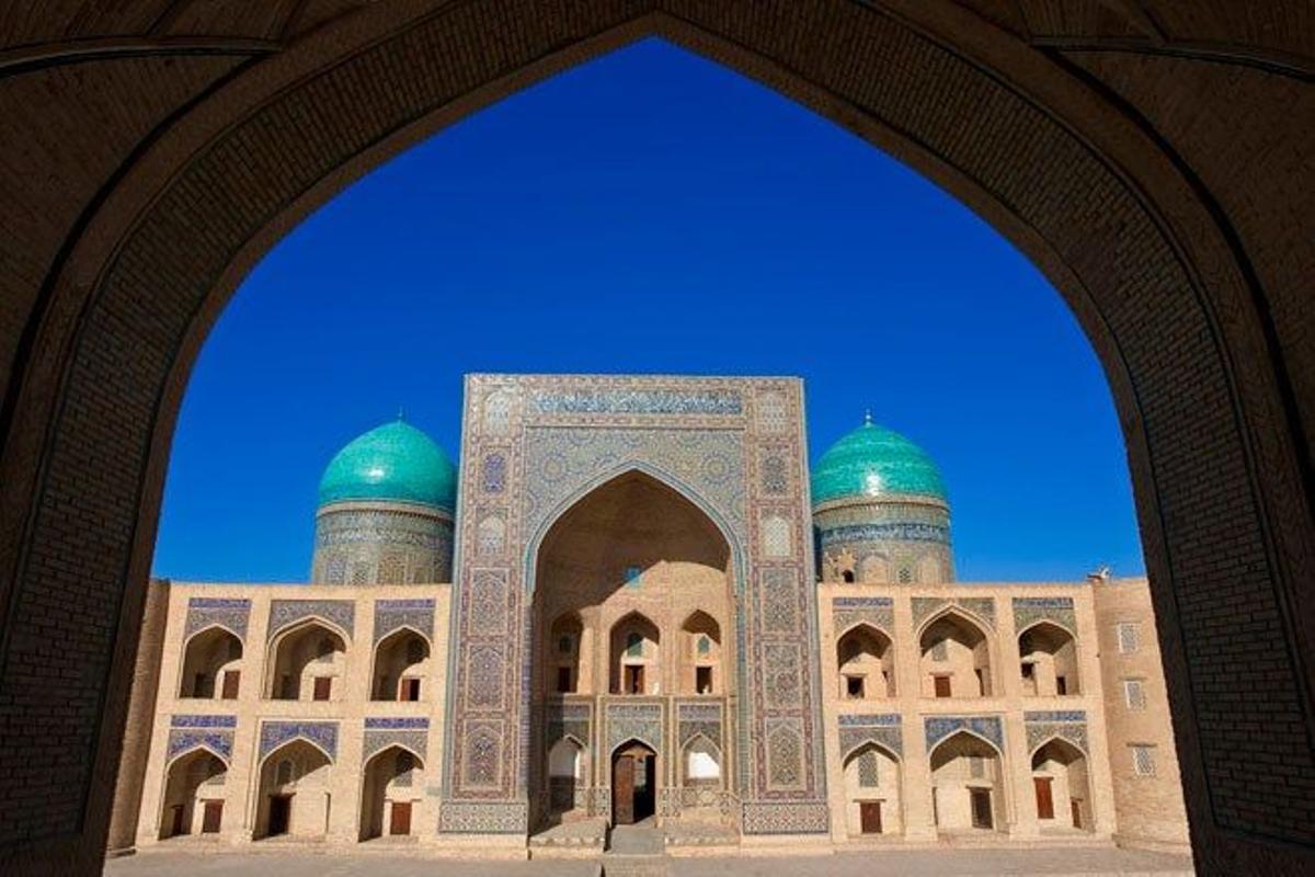 Recibir una clase práctica de geografía en Uzbekistán