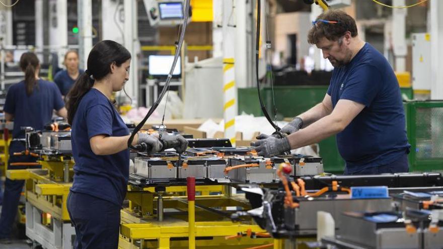 Varios trabajadores del taller de baterías de la planta de Stellantis en Figueruelas. | EL PERIÓDICO