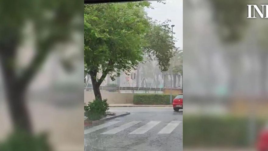 Una repentina tromba de agua cae en Alicante