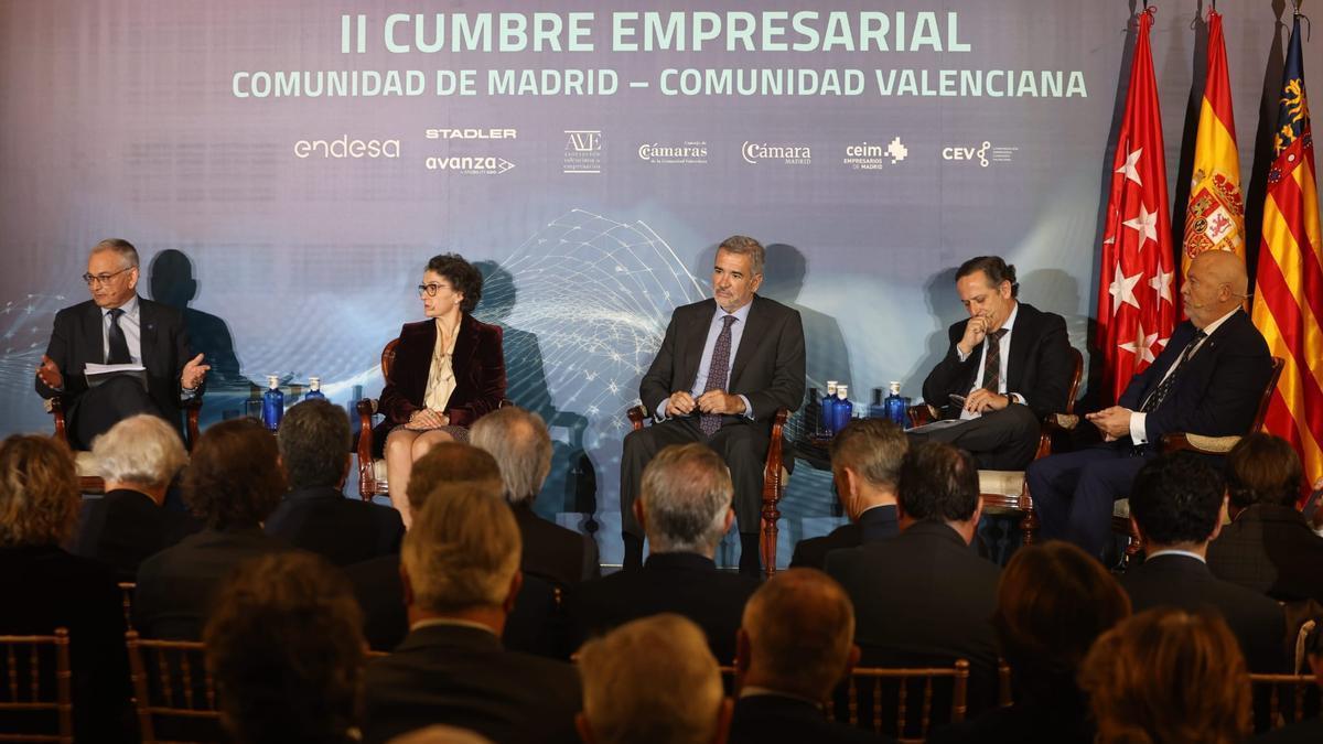 Primera mesa de debate de la II Cumbre Madrid-Comunitat Valenciana, con Josep Vicent Boira, Mar Chao, Francisco Lorente, Adolfo Utor y Juan Pablo Lázaro.