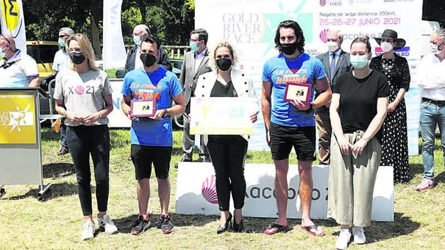 Entre de premios a los ganadores masculinos y femeninos, en el parque de A Canuda. |  // M.P. SEOANE