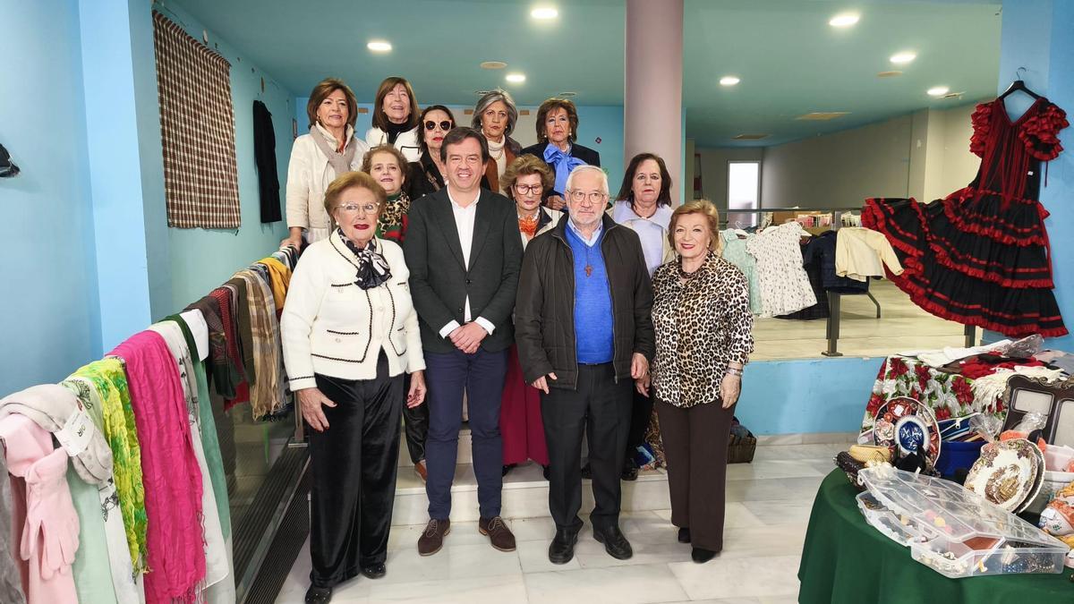 El alcalde en la inauguración del rastrillo benéfico