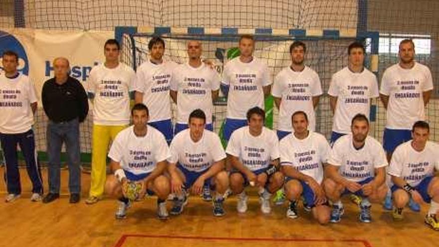 Los jugadores del Torrevieja con la camiseta de protesta, ayer.