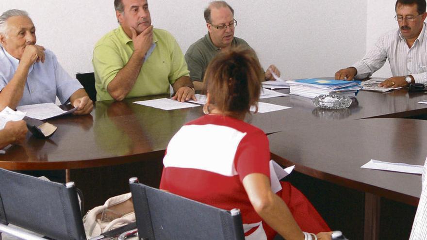 Integrantes de la Mancomunidad de Sayagua durante una anterior sesión, con Carlos Vega, en el centro.