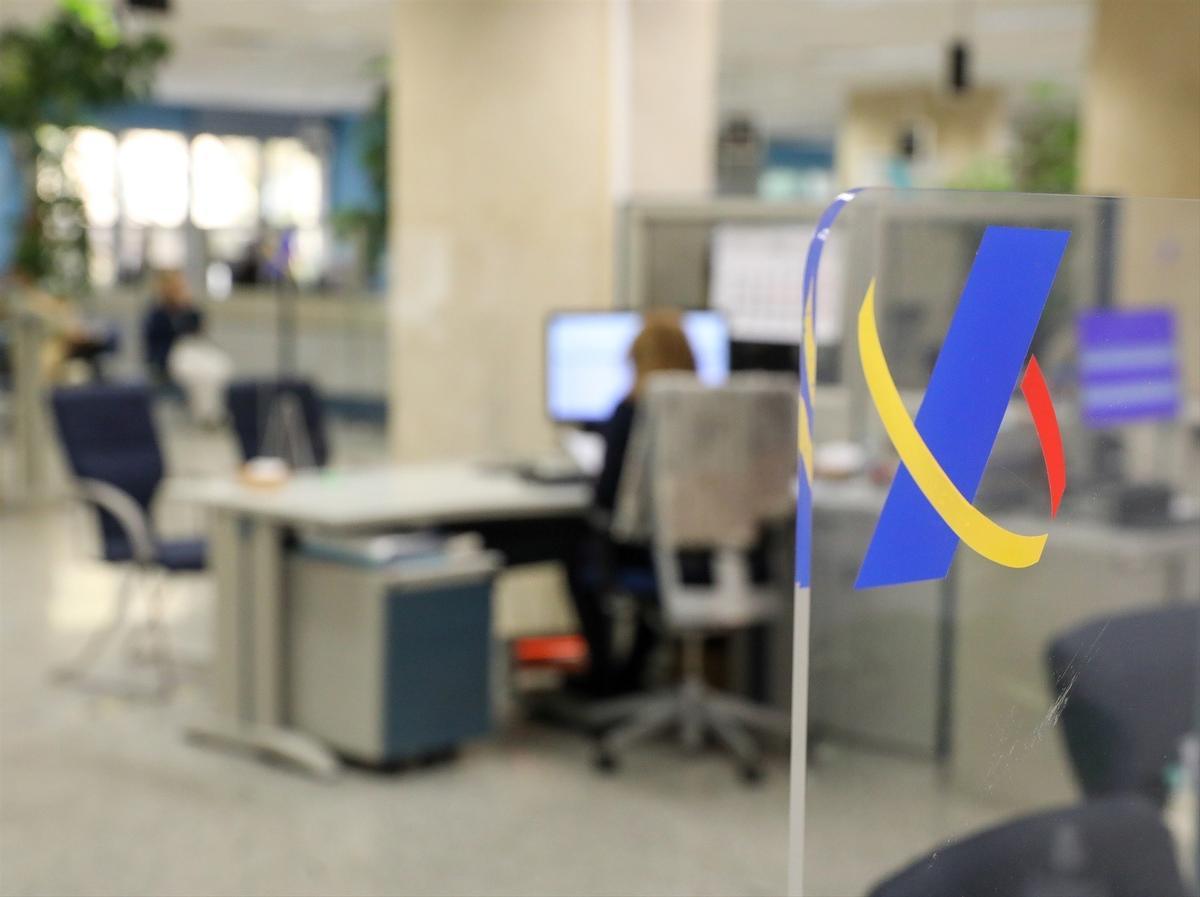 Una empleada trabaja en una oficina de la Agencia Tributaria.