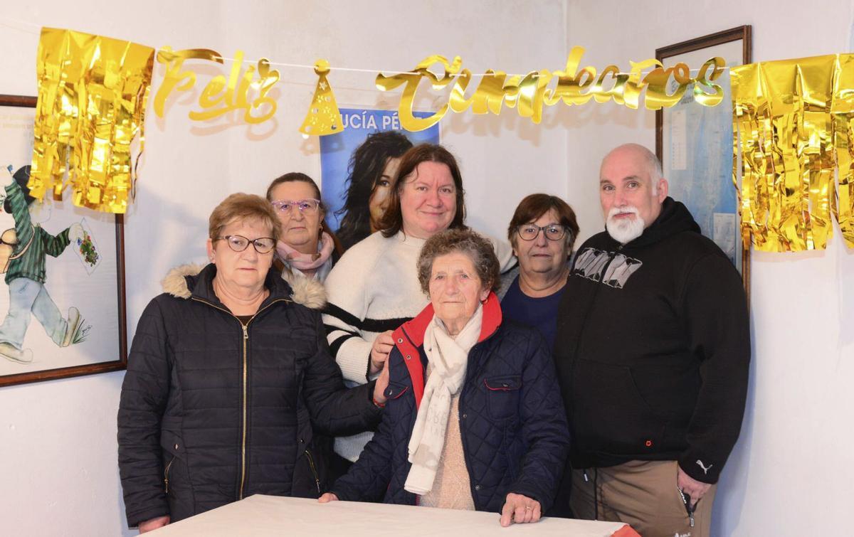 Maruja de Souto, en el centro, durante el reconocimiento sorpresa de ayer. |