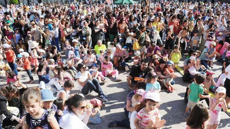 Público en una de las actuaciones del San Xoán Pequeniño celebrado el pasado año, en la plaza de María Pita. 13fotos