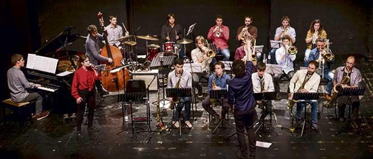 La big band Bull i Pebre Bord durante su último concierto, el pasado 3 de enero, en el Teatre de Manacor.