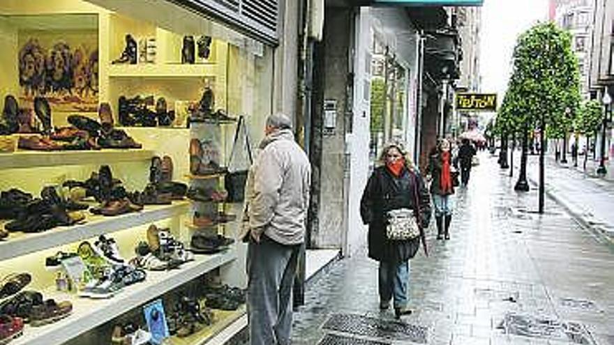 Viandantes en la comercial calle de Menéndez Valdés.