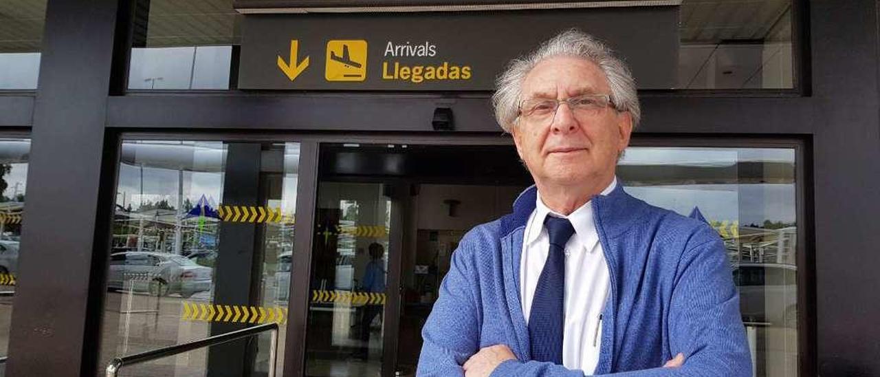 Ángel Suárez-Valdés, en el aeropuerto de Asturias.