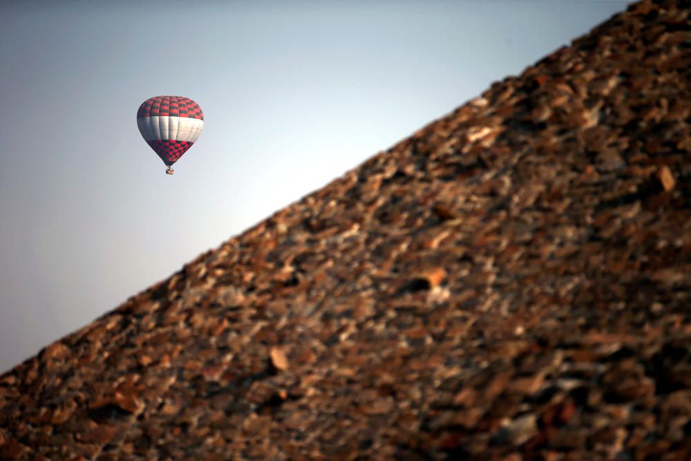 Hot air balloon floats above the Pyramid of the ...