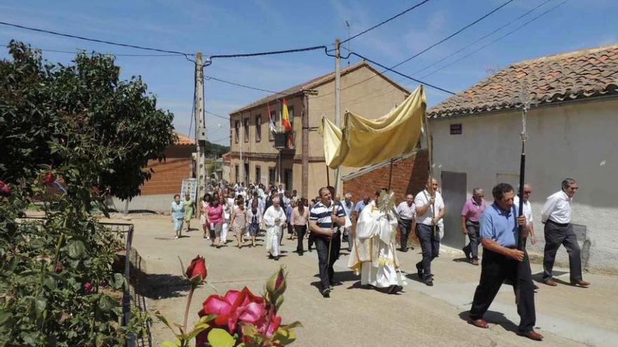 La procesión por las calles del pueblo.