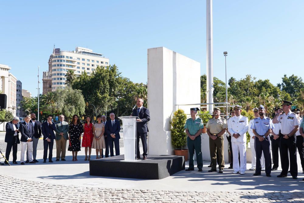 Imágenes del acto de izado de la bandera de España en el puerto