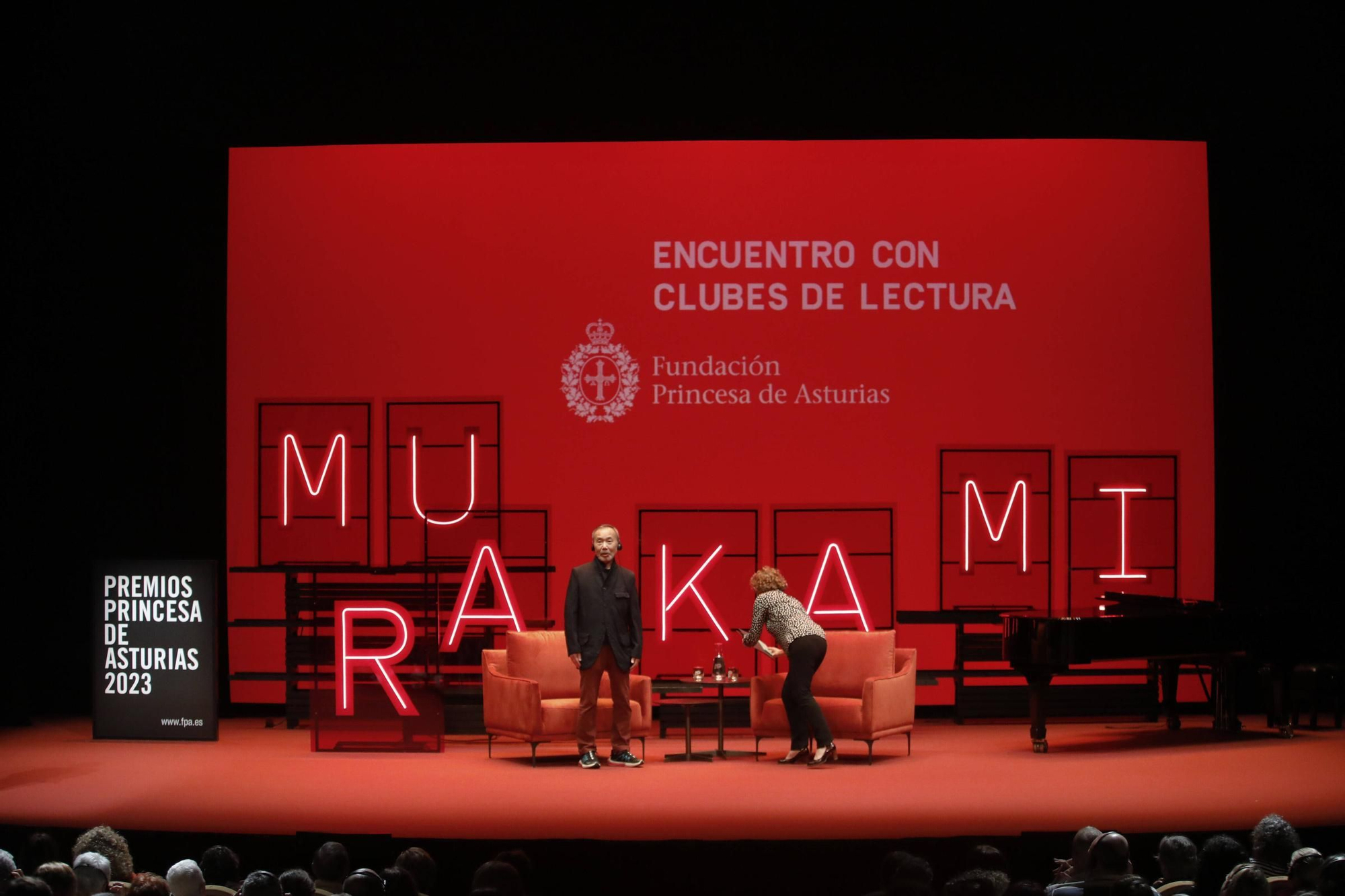 Encuentro de Haruki Murakami con Clubes de lectura de bibliotecas públicas en el teatro Jovellanos