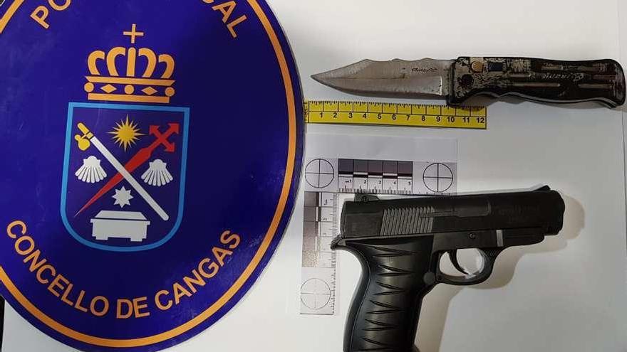 El cuchillo y el arma de fuego simulada, en las dependencias de la Policía Local.
