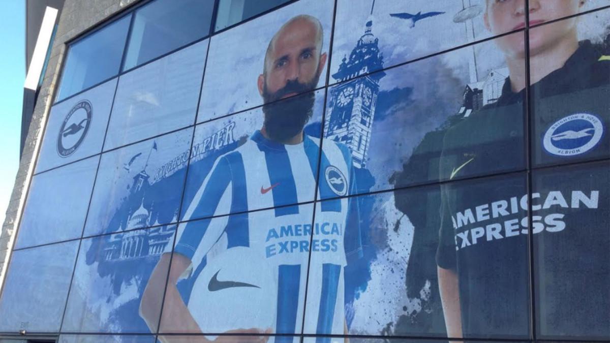 Capitán del Brighton, la imagen de Bruno Saltor ocupa una fachada del estadio