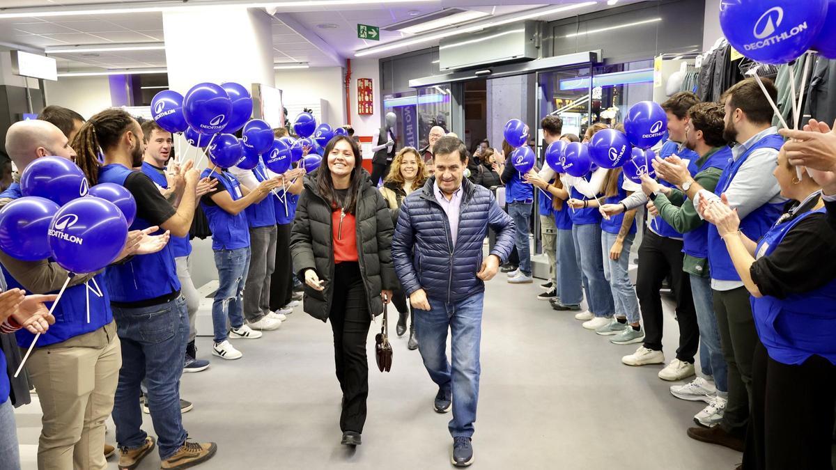 Los trabajadores de Decathlon reciben entre aplausos y globos a los primeros clientes de la nueva tienda de Murcia.