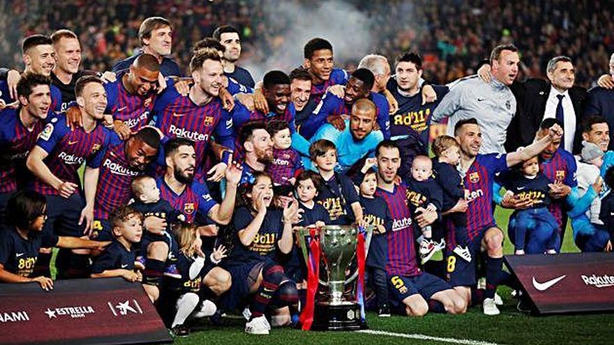 Els jugadors del Barça, amb la Copa que els acredita com a campions.