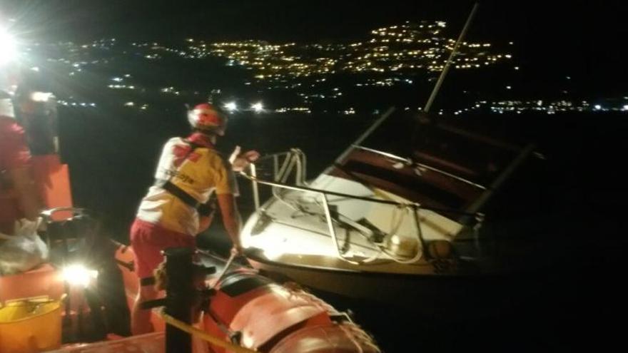 Rescatan a 6 personas de una embarcación que se hundía durante el Castell de l&#039;Olla