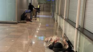 Los Mossos y Aena expulsan un centenar de sintecho del aeropuerto de Barcelona.