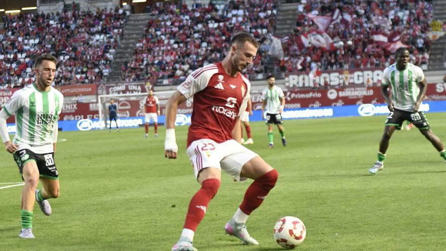 David Flakus, del Real Murcia, durante el último partido disputado en casa ante el Antequera. | ISRAEL SÁNCHEZ