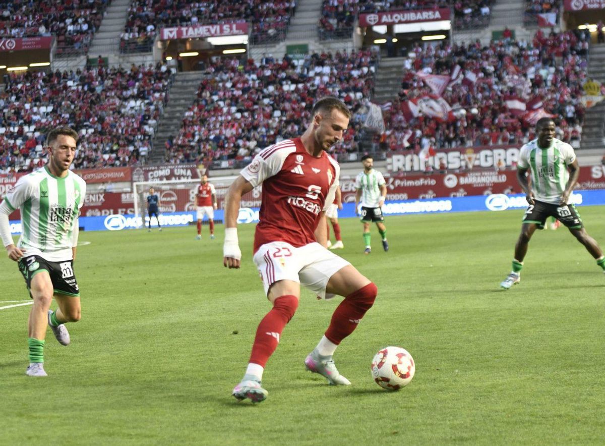 David Flakus, del Real Murcia, durante el último partido disputado en casa ante el Antequera. | ISRAEL SÁNCHEZ