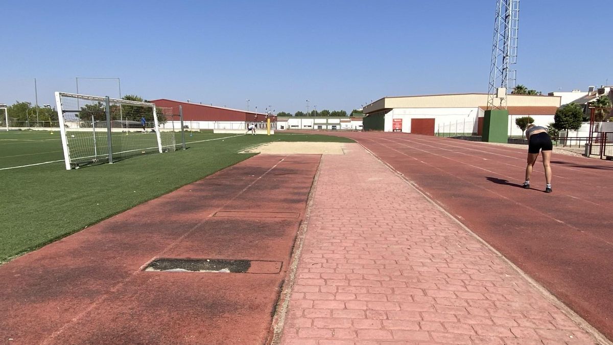 Imagen del deterioro en la pista de atletismo del polideportivo municipal.