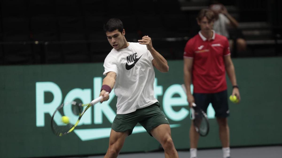 Carlos Alcaraz, entrenando en La Fonteta ante la mirada de Juan Carlos Ferrero