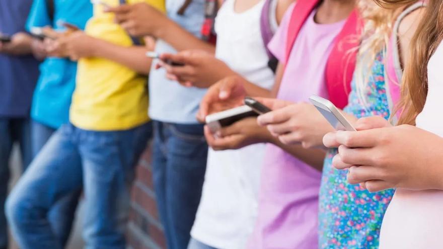 ANPE llama a la unión entre docentes y padres para exponer los riesgos del uso del móvil en menores