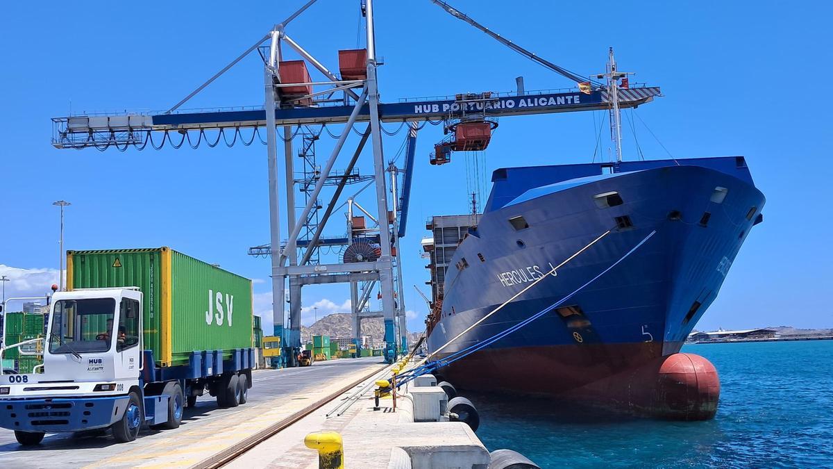 El primero de los buques de la línea marítima con Turquía atracado en la terminal de JSV en el puerto de Alicante.