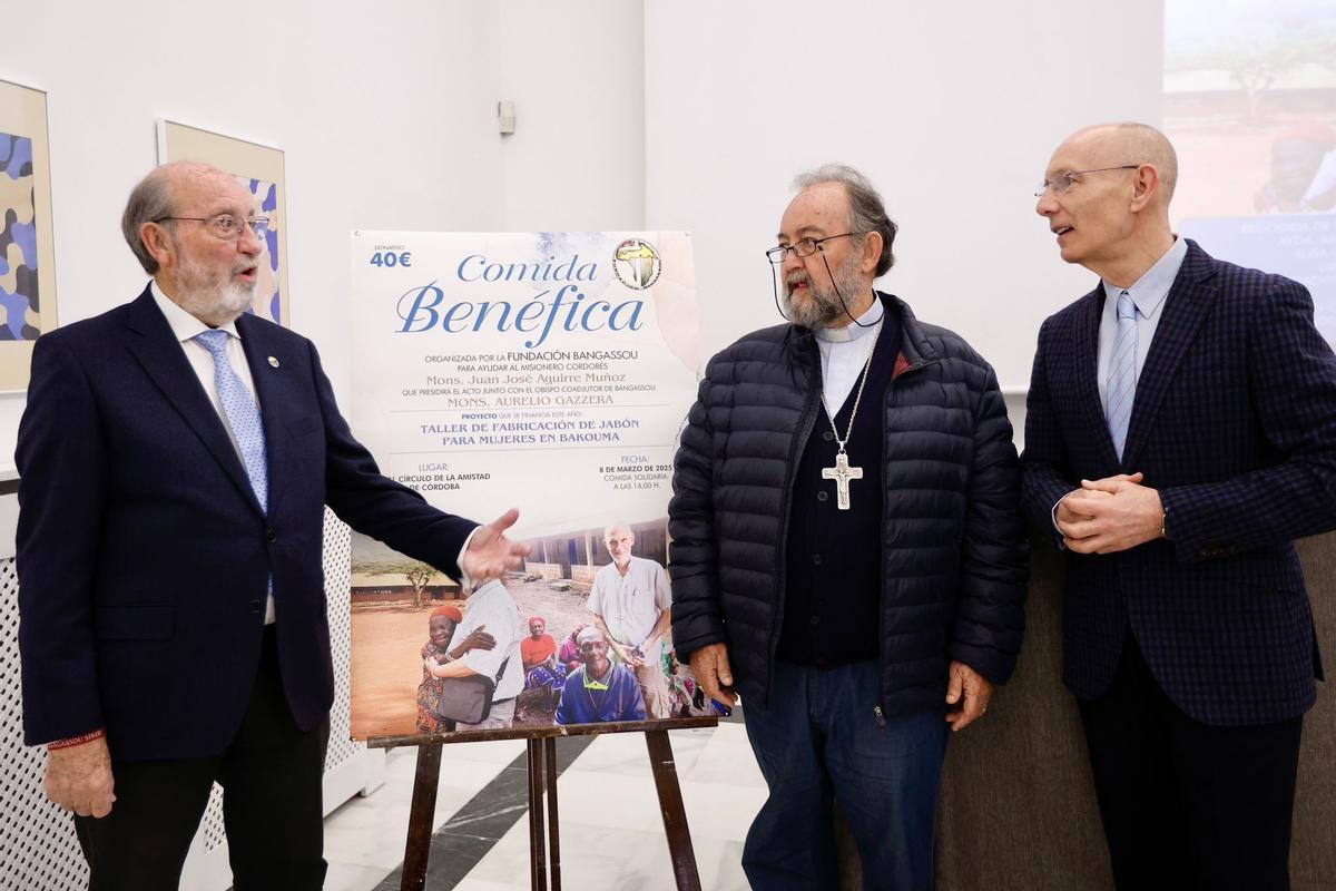 Miguel y Juan José Aguirre, con Manuel Gahete, en la presentación de la comida solidaria.