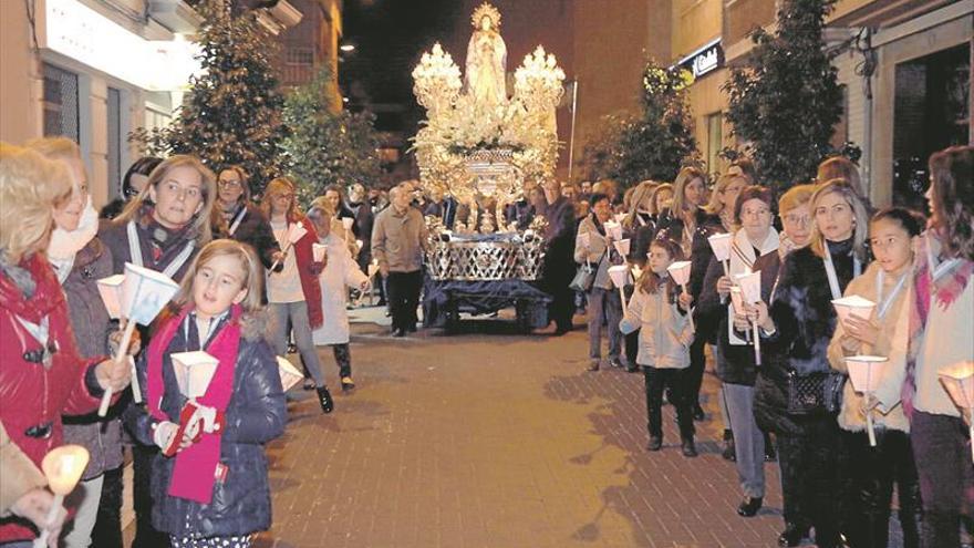 Decenas de ‘farolets’ lucen en el adiós a la Purísima