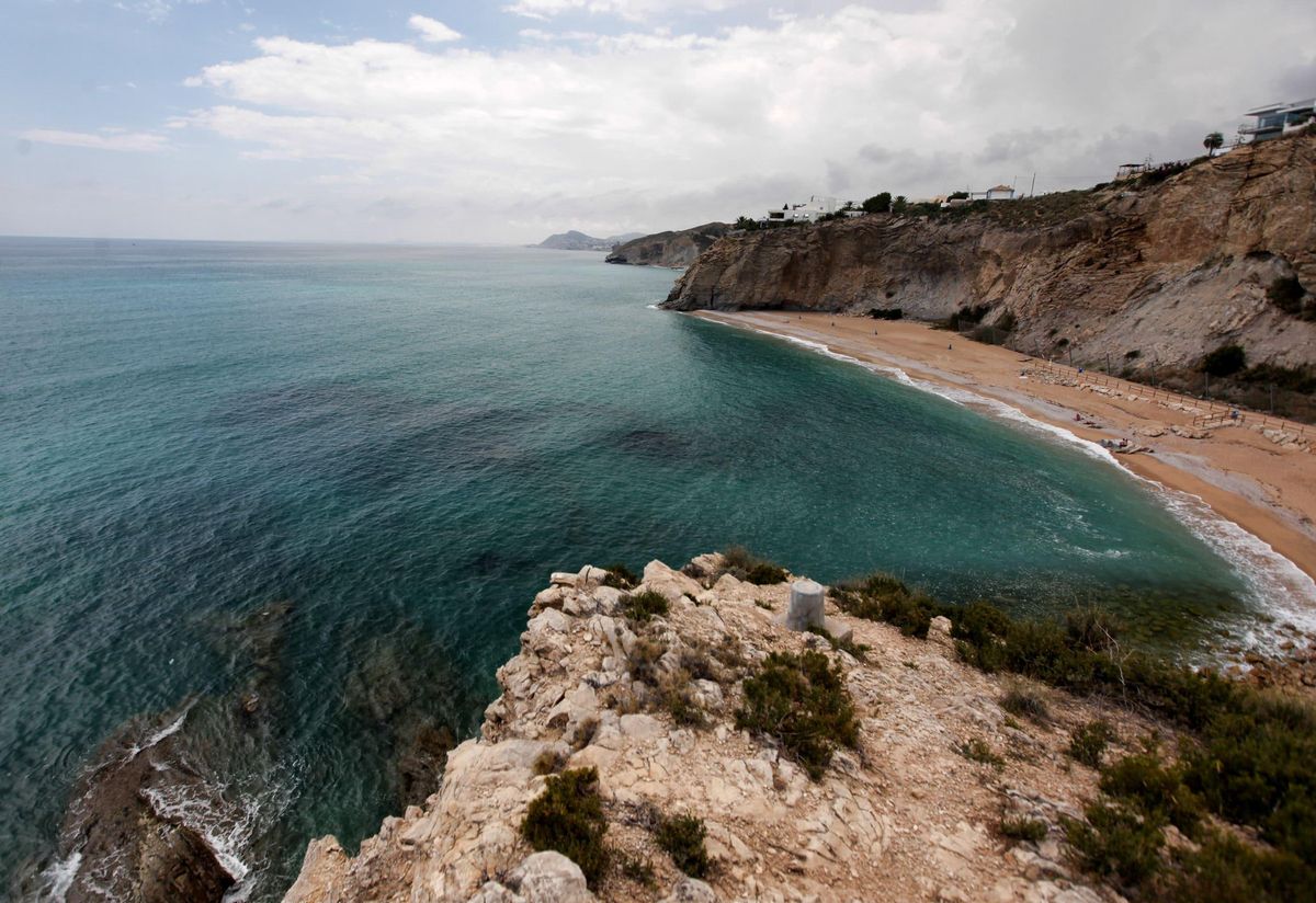 Bol Nou, un pequeño paraíso entre acantilados en La Vila Joiosa