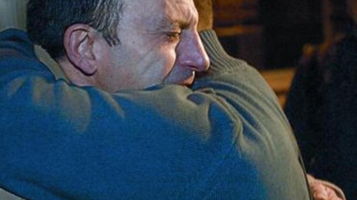 Óscar Sánchez se abraza a su primo, anoche, después de salir de la cárcel de Nápoles.