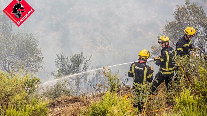 Siguen los trabajos para controlar las llamas en la Vall d&#039;Ebo