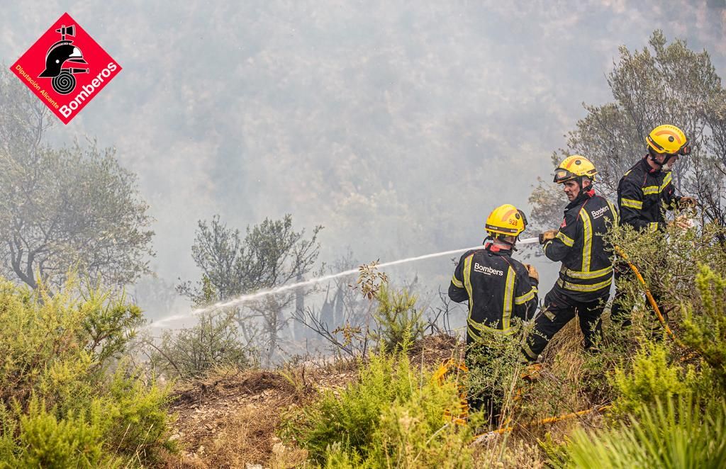 Siguen los trabajos para controlar las llamas en la Vall d'Ebo