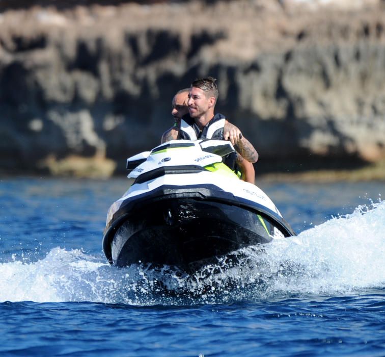 Sergio Ramos en una moto acuática juntop a un amigo.