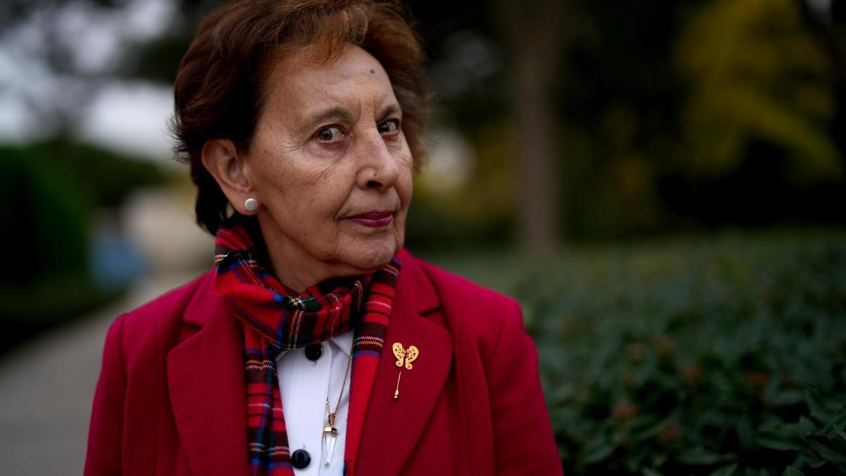 Araceli Luque, con sordera severa, lleva dos audífonos que se pueden conectar al teléfono móvil o a la televisión con Bluetooth.