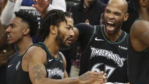 Taj Gibson felicita a Derrick Rose durante el partido contra los Utah Jazz