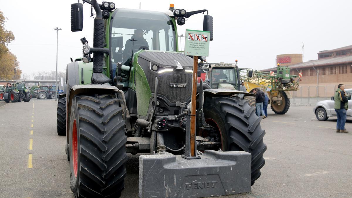 Un tractor lleva un cartel de zona declarada ZEPA en la concentración que se ha hecho en Lleida para pedir su replanteamiento