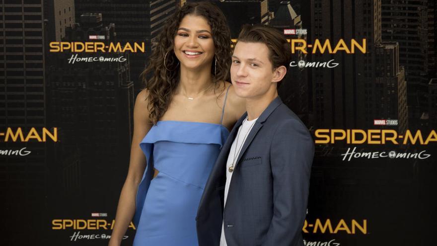 Tom Holland y Zendaya posan durante la presentación