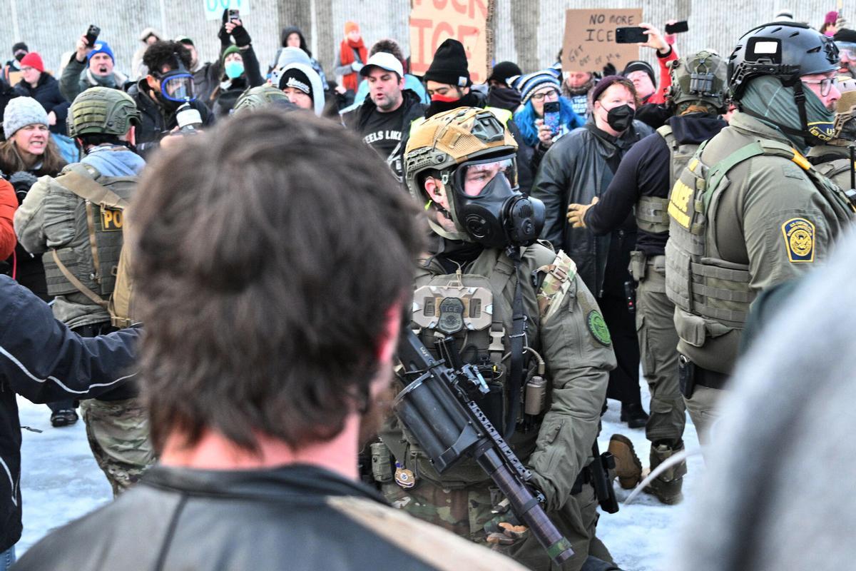 Law enforcement confront protesters outside the Bishop Henry Whipple Federal Building, Thursday, Jan. 8, 2026, in Minneapolis, Minn. (AP Photo/Tom Baker) Associate Press/ LaPresse Only Italy and Spain. EDITORIAL USE ONLY ITALY AND SPAIN