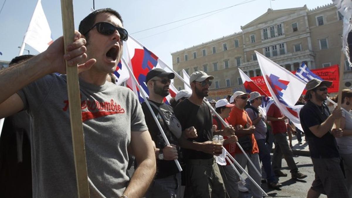 Manifestantes ante el parlamento griego.