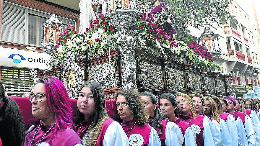 Las costaleras llevando el trono de la Samaritana el pasado año.