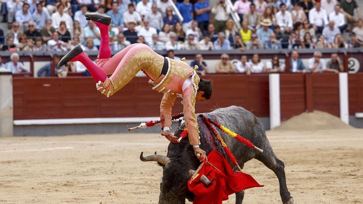 El torero Paco Ureña herido con pronóstico "grave" tras una cornada en las Ventas