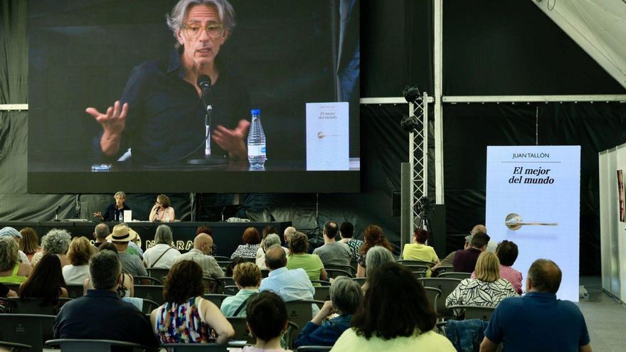 Juan Tallón, ayer, en la Carpa del Encuentro, junto a Leticia Quintanal.  | JUAN PLAZA