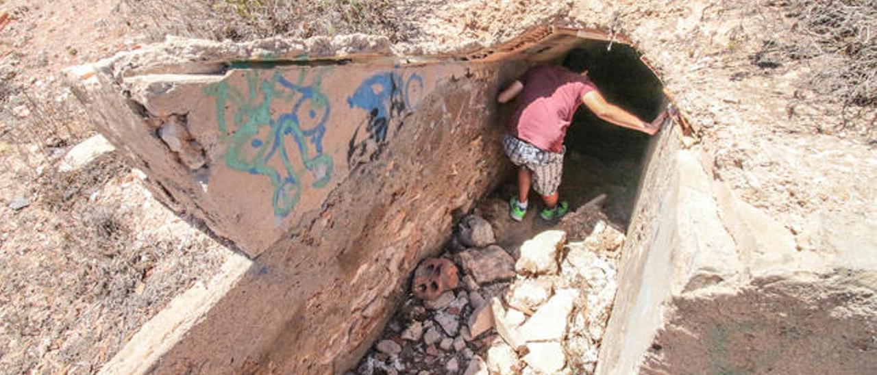 Guaridas bajo el acantilado a modo de vigía.