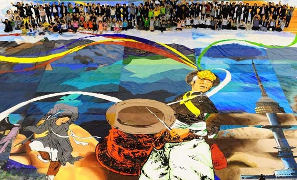 Llenç d’entre 20 i 35 metres pintat per uns 1.600 estudiants, els seus pares i els seus professors, durant la seva presentació en un estadi de Suwon, oest de Seül (Corea del Sud). La pintura gegant decorarà el Parc de la Pau a la ciutat japonesa d’Hiroshima, i serà mostrat als Jocs Olímpics de Londres 2012.